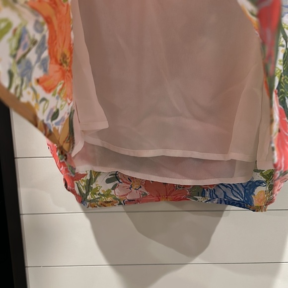 NWOT Hailey & Co floral blouse. Size large. Pit 21.5”. Length 23” - Picture 4 of 4